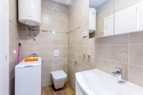 Baño pequeño con aseo y lavamanos en Apartment SALE EL SOL, en Medulin
