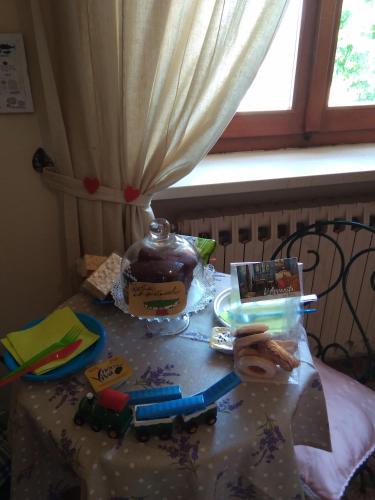 Makanan di atau berdekatan rumah tamu ini