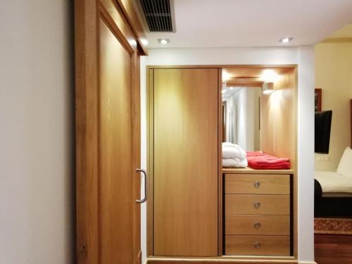 a closet with a mirror and a dresser in a room at Hotel Rural Quinta Do Pego in Tabuaço