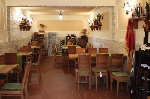 A restaurant or other place to eat at Pensiunea Casa Iorgovanul Urseni