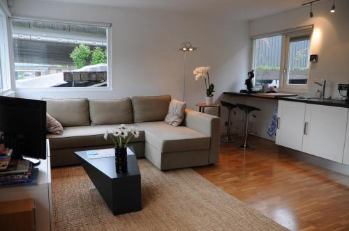 ein Wohnzimmer mit einem Sofa und einem Tisch in der Unterkunft Bed Breakfast Boat in Amsterdam
