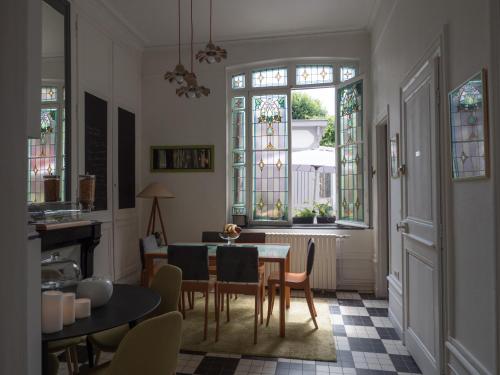 eine Küche und ein Esszimmer mit Tisch und Stühlen in der Unterkunft Une maison en ville, Hyper Centre ville, Spa in Amiens