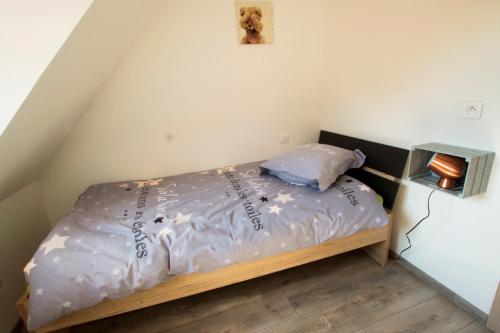 a bedroom with a bed covered in plastic at Le Divin Gîte Classé 4 étoiles in Hunawihr