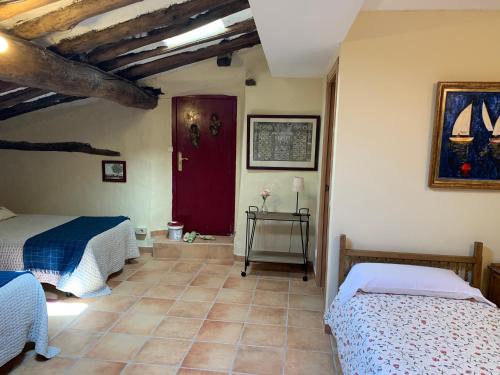 Un pat sau paturi într-o cameră la El Olivo de Sansol