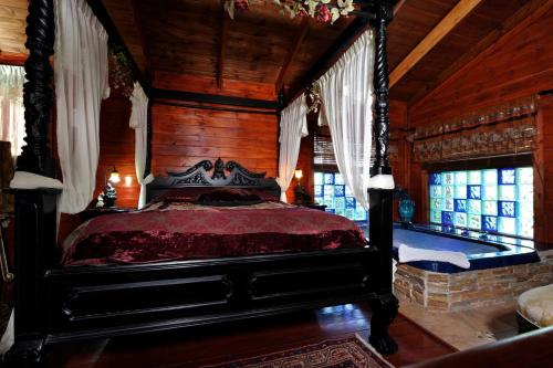 um quarto com uma cama num quarto com paredes de madeira em Suite in nature em Menaẖemya