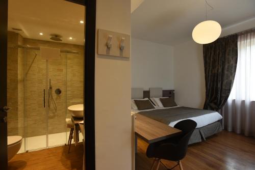 モネーリアにあるHotel La Vignaのベッドルーム1室(ベッド1台、シャワー、シンク付)