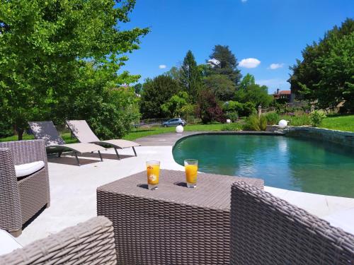 Bazén v ubytování La Fée des Eaux nebo v jeho okolí