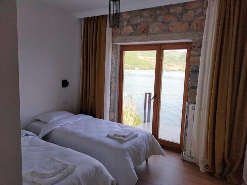 two beds in a hotel room with a window at Vila 43 Lin in Lin