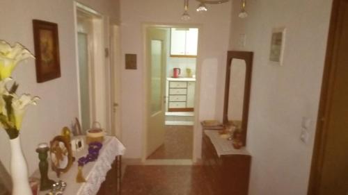 - un salon avec une table et un miroir dans l'établissement Big apartment near Olympus mountain, à Litochoro