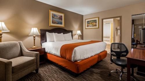 מיטה או מיטות בחדר ב-Best Western Gateway Adirondack Inn