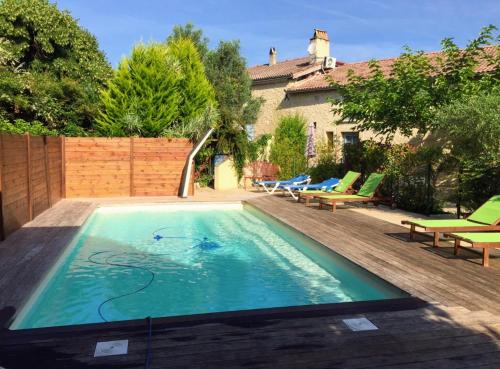 - une piscine dans l'arrière-cour d'une maison dans l'établissement Chambres d'Hôtes du Clos Semper Felix, à Sainte-Bazeille