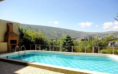 uma piscina com vista para uma montanha em Hotel Rich em Tbilisi