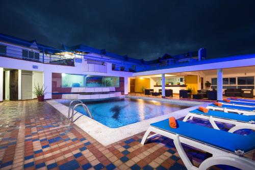 Bazén v ubytování Calypso Beach Hotel nebo v jeho okolí
