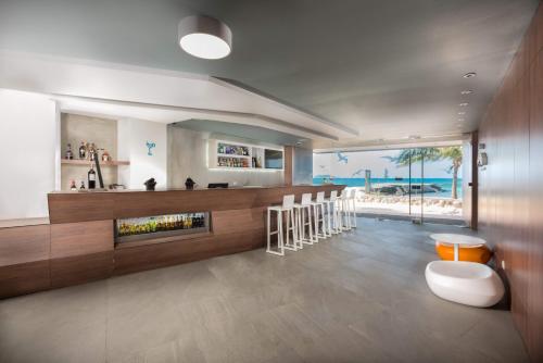 a living room with a bar with a view of the ocean at Calypso Beach Hotel in San Andrés