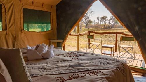 Tempat tidur dalam kamar di O Bona Moremi Safari Lodge