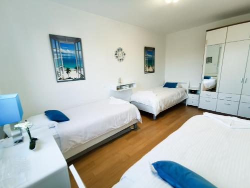 1 dormitorio con 2 camas y escritorio con espejo en Veduta Luxury Apartments, en Split