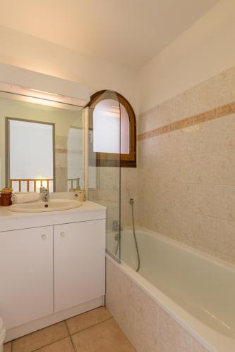 une salle de bain avec un lavabo, une douche et une baignoire dans l'établissement Les Chalets du Jardin Alpin, à La Salle Les Alpes