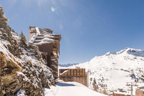 a building on top of a snowy mountain at Résidence Pierre & Vacances Antarès in Avoriaz