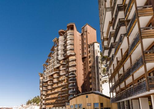 a tall building with balconies on the side of it at Résidence Pierre & Vacances Antarès in Avoriaz