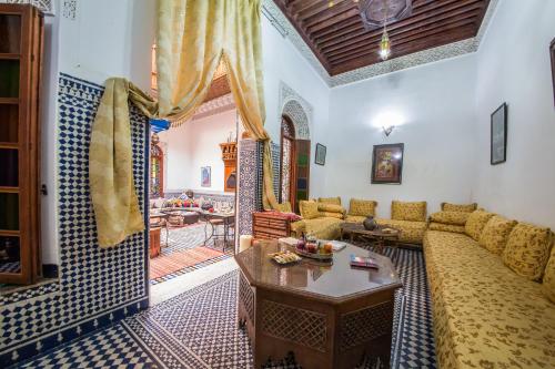 sala de estar con sofá y mesa en Riad L'Artiste, en Fez