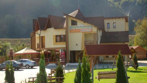 Afbeelding uit fotogalerij van Pensiunea Floare de Colţ in Dragoslavele