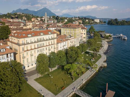 een luchtzicht op een stad naast het water bij Europalace Hotel in Verbania