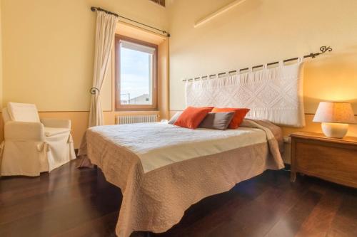 - une chambre avec un grand lit et une fenêtre dans l'établissement Romantic Suite Canelles, à Cagliari