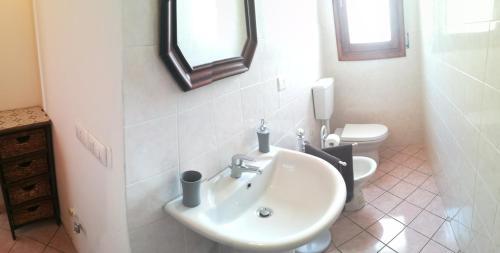 a bathroom with a sink and a toilet at B&B Traghetto in Porto Garibaldi