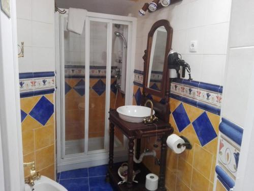 W łazience znajduje się umywalka i prysznic. w obiekcie Casa rural El Rincón w mieście Padiernos