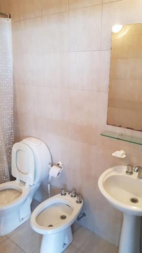 ローマス・デ・サモーラにあるDepartamento Céntrico En Lomas de Zamoraのバスルーム(トイレ、洗面台付)