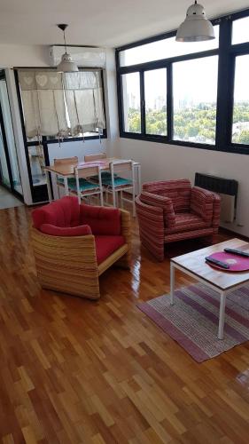 un soggiorno con 2 divani e un tavolo di Departamento Céntrico En Lomas de Zamora a Lomas de Zamora