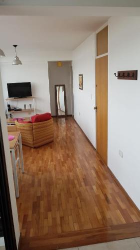 ローマス・デ・サモーラにあるDepartamento Céntrico En Lomas de Zamoraのウッドフロアのリビングルーム(ソファ付)