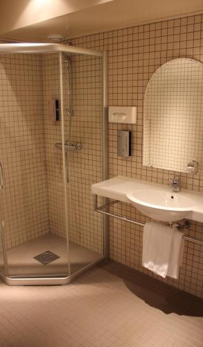 y baño con ducha y lavamanos. en Byrkjedalstunet Hotell, en Byrkjedal