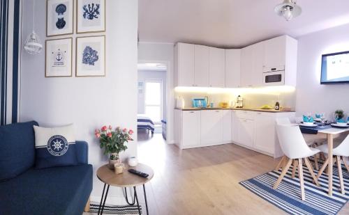 Kuchyň nebo kuchyňský kout v ubytování Apartamenty Marynarskie 100m od plaży