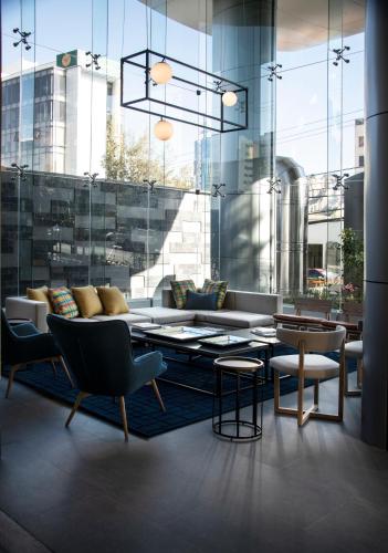 a lobby with a couch and a table and chairs at Casa Grande Express in La Paz
