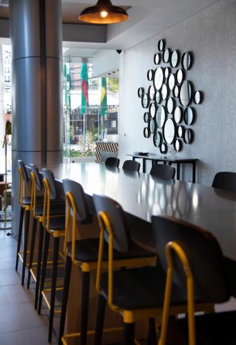 a dining room with a long table and chairs at Casa Grande Express in La Paz