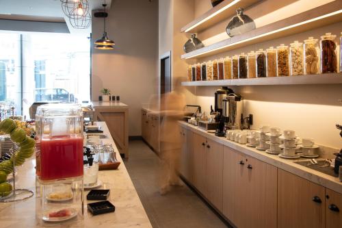 a kitchen with a counter with a drink in a glass container at Casa Grande Express in La Paz