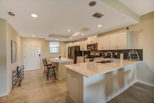 H - New 2 Bedroom Condo - 5 Miles to Disney - Free Water Park photo 16