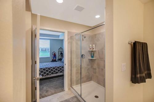Ett badrum på H - New 2 Bedroom Condo - 5 Miles to Disney - Free Water Park