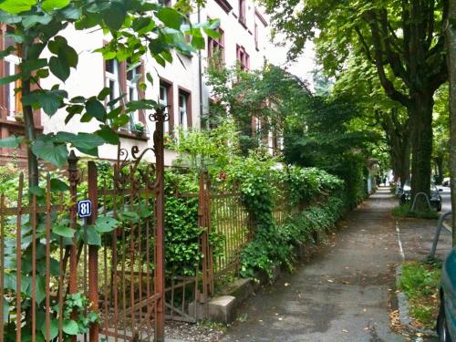 uma cerca em frente a uma casa com uma rua em Zimmer Nähe Stadtmitte em Friburgo em Brisgóvia