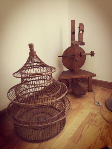 a room with a bird cage and a wooden object at Residenza Bertolini in Fosdinovo