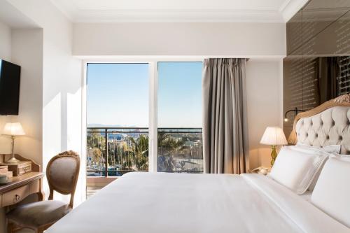 イラクリオン・タウンにあるLegacy Gastro Suitesのベッドルーム(大型ベッド1台、大きな窓付)