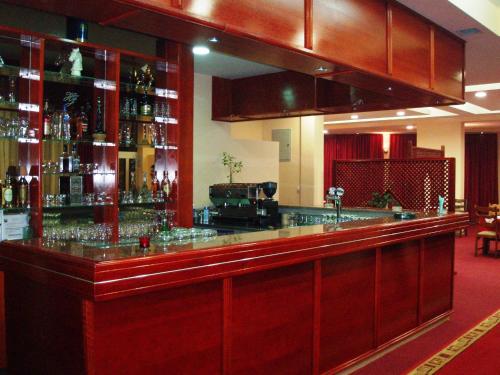 un bar en un hotel con mucho alcohol en Hotel Jezero, en Sarajevo