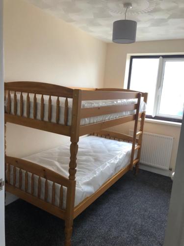 Katil dua tingkat atau katil-katil dua tingkat dalam bilik di Highgate Inn Hotel