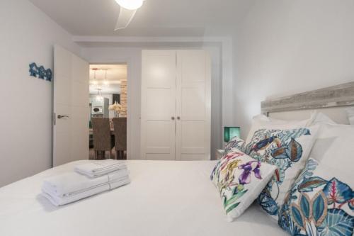 1 dormitorio con 1 cama blanca y 2 almohadas en Exclusive Beach Apartment, en Valencia