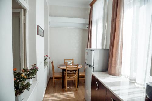 um pequeno apartamento com uma mesa e uma janela em Tbilisi Apartment 2 em Tbilisi