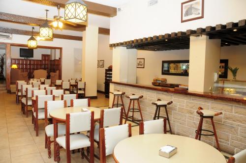 Un restaurant u otro lugar para comer en Hotel Rivoli