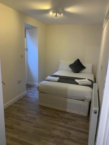 A bed or beds in a room at CENTRAL APARTMENT PADDINGTON