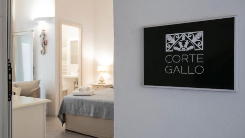 a room with a bed and a picture on the wall at Il Giardino Della Regina in Gallipoli