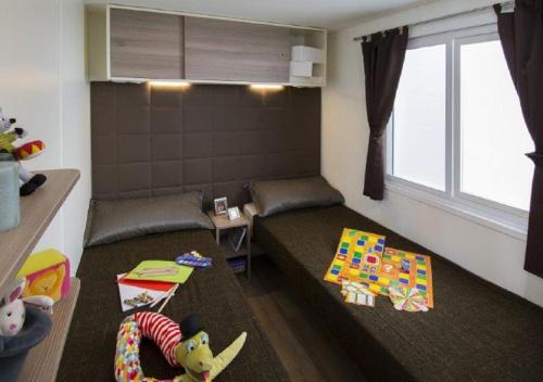 a small room with a childs bedroom with a bed and toys at Villaggio Turistico Lugana Marina in Sirmione